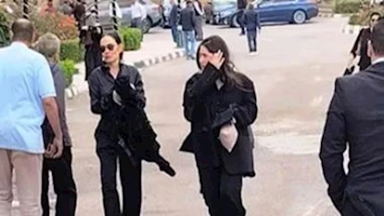 بالصور- ظهور نادر لـ شريهان وتامر هجرس بـ “سكوتر” في جنازة حماة رامي صبري