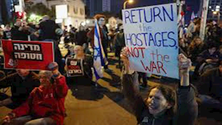 والدة أسير إسرائيلي تهاجم صناع القرار بتل أبيب
