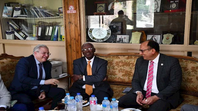 تفاصيل استقبال رئيس جامعة حلوان وزير السياحة الأوغندي -(صور)