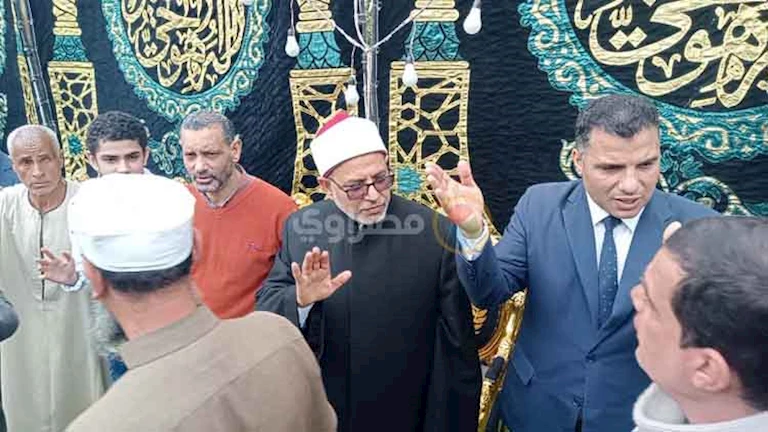 بالصور- رئيس جامعة الأزهر يتلقى العزاء في وفاة والده بكفر الشيخ