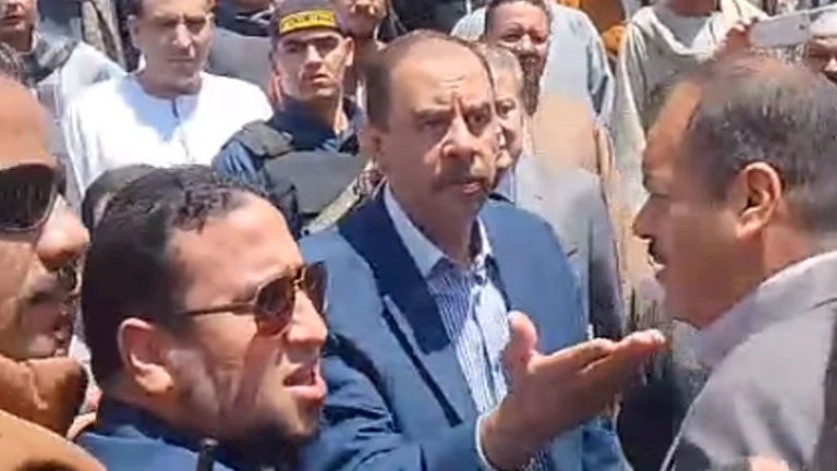 كواليس إقالة سكرتير عام محافظة سوهاج بعد مشاجرته مع نائب المحافظ أثناء افتتاح مسجد