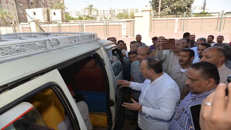 محافظ أسيوط يتفقد مواقف السرفيس ومحطات الوقود لضمان الالتزام بالتعريفة الجديدة – فيديو وصور