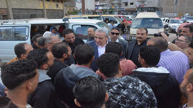 محافظ الغربية يتفقد مواقف طنطا ويحذر السائقين من التلاعب بالتعريفة الجديدة -صور