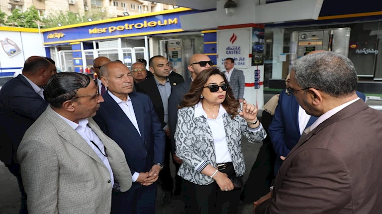 وزيرة التنمية المحلية ومحافظ القاهرة يتفقدان موقفي عبدالمنعم رياض والسيدة عائشة ومحطات الوقود