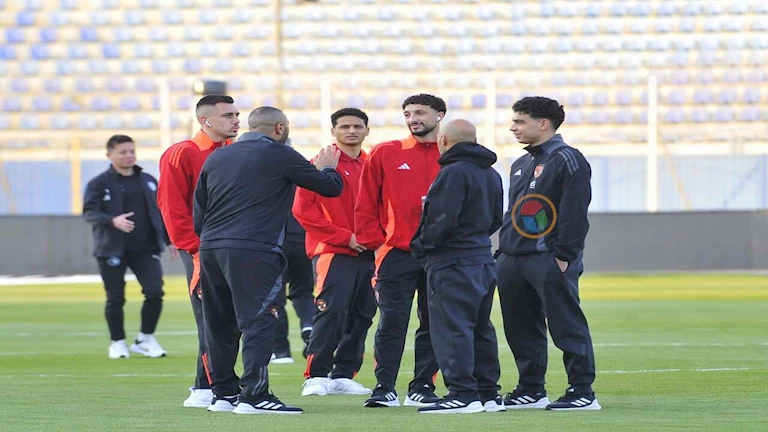 توافد جماهير الأهلي وتحية خاصة من اللاعبين قبل لقاء بيراميدز (صور)