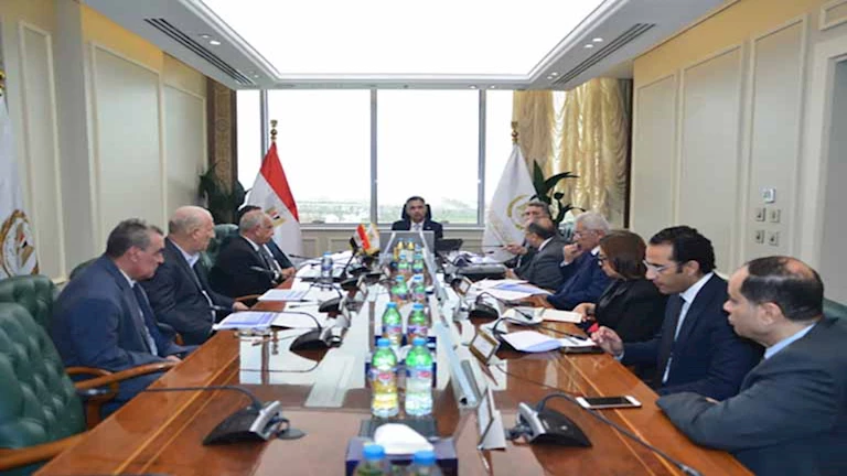 وزير التموين يوجه بوضع خطة متكاملة لتكثيف إنتاج الزيوت وزيادة الحصة السوقية