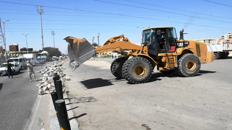 بدء مشروع تطوير وتوسعة طريق السادات بأسوان -صور