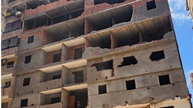 بعد شكوى المواطنين.. بدء إزالة عقار من 8 طوابق في عين شمس