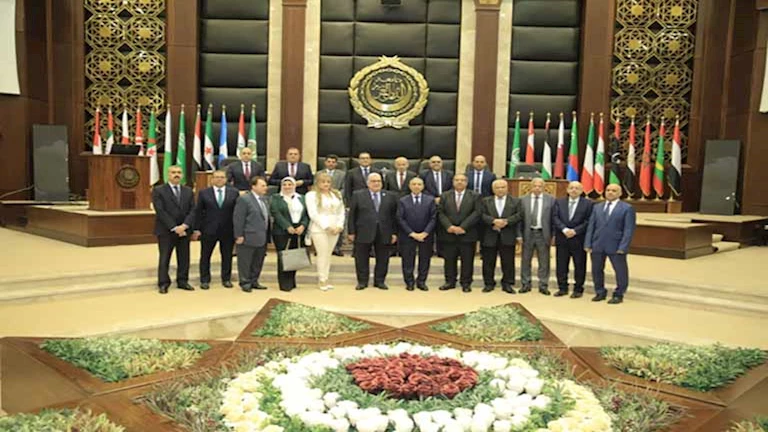 لتعزيز التحول الرقمي.. رئيس مجلس الدولة يزور الأكاديمية العربية | صور