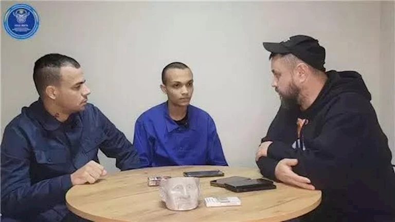 والدة أسير مصري بأوكرانيا تصرخ: “ابني ليس مرتزقًا.. أجبروه على حمل السلاح” (صور)