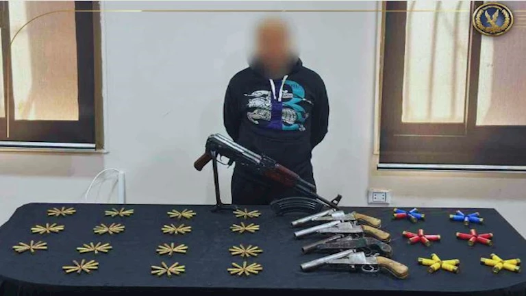 بحوزته 4 بنادق آلية.. ضبط عاطل يتاجر في الأسلحة النارية ببولاق الدكرور