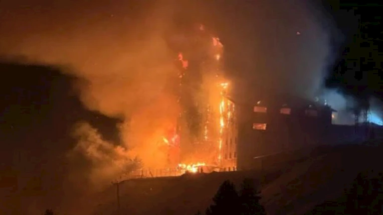 بدأ بصالة 10.. مصدر بحي شرق الإسكندرية يكشف سبب حريق مصنع الملابس