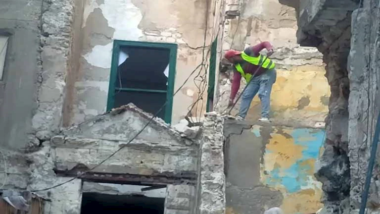 بحكم المحكمة.. هدم عقار آيل للسقوط في الإسكندرية -صور