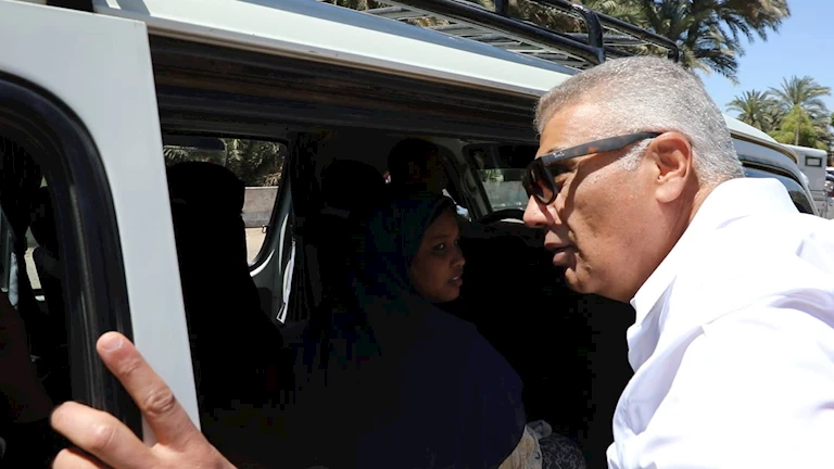 محافظ أسوان يتفقد سيارات السيرفيس للتأكد من تطبيق التعريفة الجديدة -صور