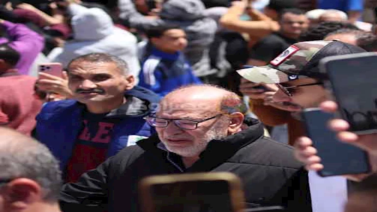 بالصور| بكاء صلاح عبدالله في وداع صديقه سليمان عيد