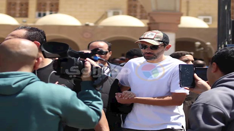 بالصور| الحزن يسيطر على كريم محمود عبدالعزيز في جنازة سليمان عيد