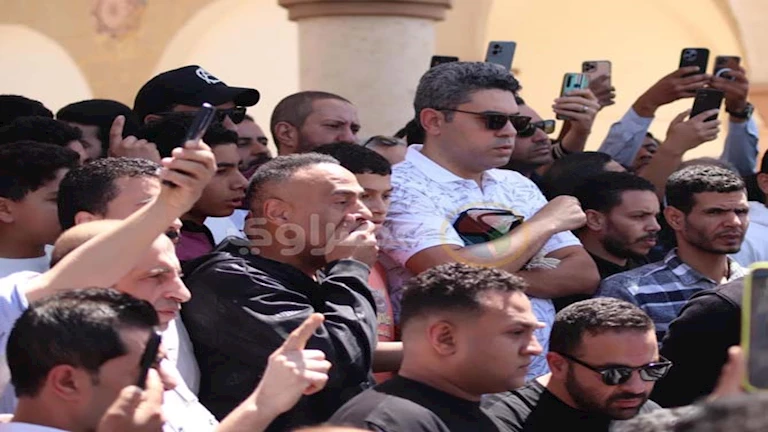 بالصور.. “صدمة وذهول” تصيبان أحمد رزق ومحمود عبدالمغني في جنازة سليمان عيد