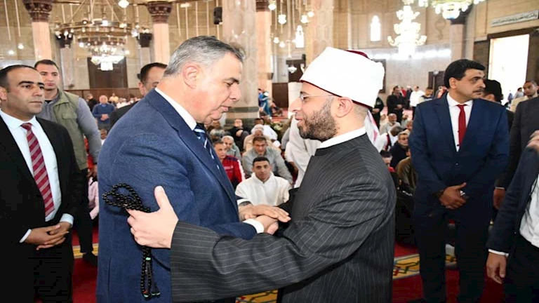 وزير الأوقاف ومحافظ الإٍسكندرية يؤديان صلاة الجمعة ويتفقدان ساحة مسجد أبي العباس المرسي