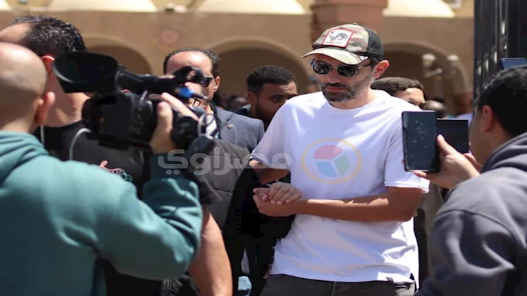 “صدمة الوداع” تسيطر على كريم محمود عبدالعزيز في جنازة سليمان عيد (صور)