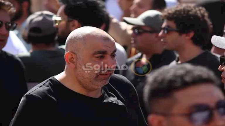 بالصور| بكاء وانهيار محسن منصور في المقابر حزنا على سليمان عيد