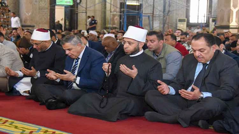 بحضور سفراء 3 دول.. وزير الأوقاف ومحافظ الإسكندرية يتفقدان أعمال تطوير مسجد أبي العباس – صور