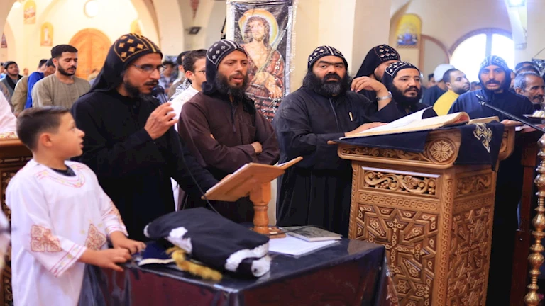 يوم الحزن المقدس.. مسيحيو مصر يحيون الجمعة العظيمة بدير الأنبا متاؤس -صور