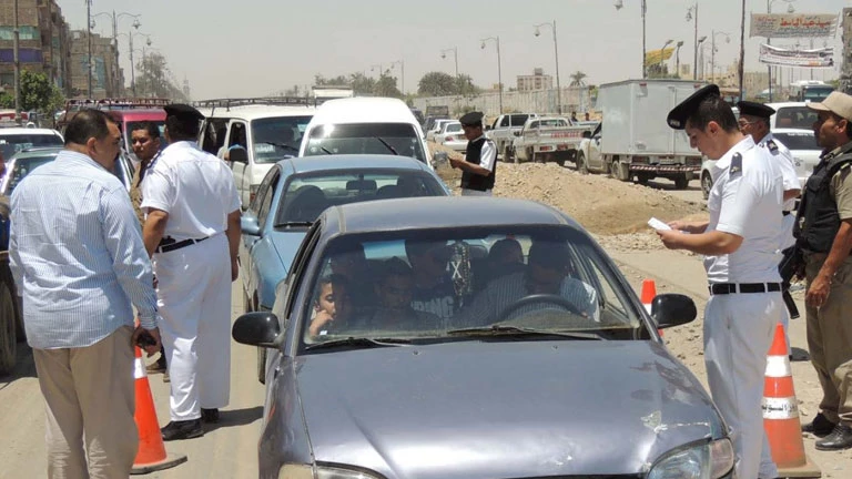 الكاكي في المحافظات.. رجال الشرطة يرتدون الزي الأبيض (تفاصيل)