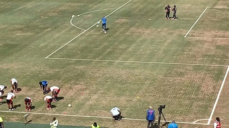 “تغيير أحذية وانتقاد”.. واقعة غريبة على ملعب مباراة الأهلي وصن داونز قبل شهرين