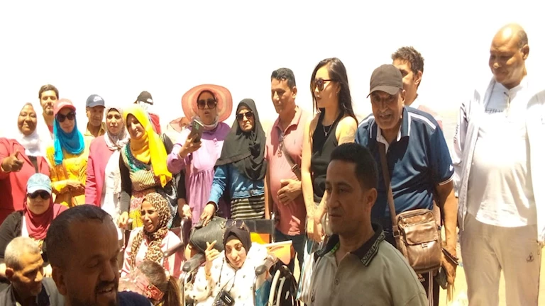 70 شابًا وفتاة من ذوي الهمم يزورون السد العالي -صور