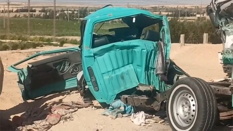 مشاهد مؤلمة بموقع حادث المنيا.. والمحافظ: السواق قالي سامحني عشان ابنه مات في الحادث – فيديو وصور