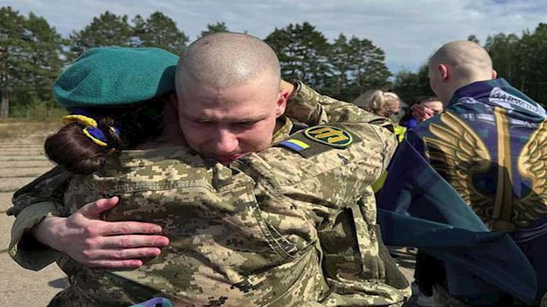 عملية التبادل مع كييف.. طائرة تقل أسرى روس تصل إلى موسكو