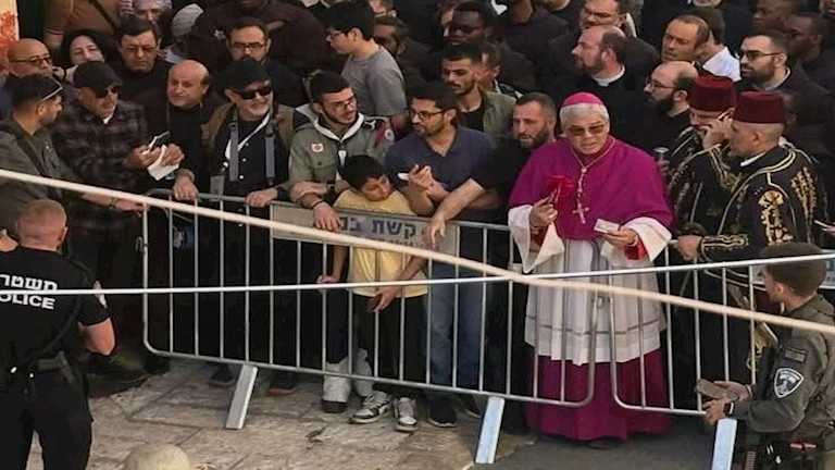 الاحتلال الإسرائيلي يمنع سفير الفاتيكان من الدخول إلى كنيسة القيامة لإحياء سبت النور