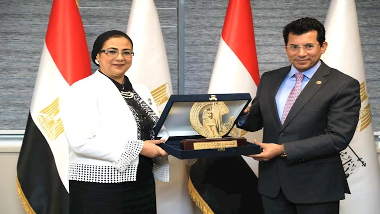 “القومي للمرأة” يوقع برتوكول تعاون مع وزارة الشباب والرياضة