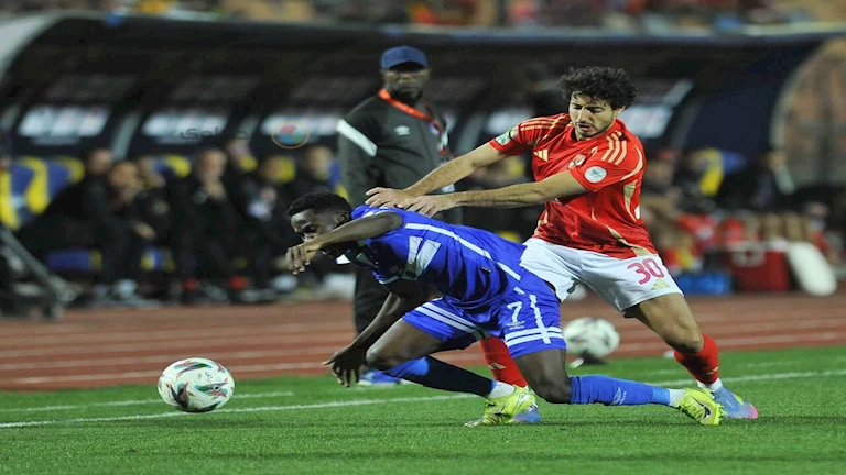 لحظة اعتداء حكم مباراة الأهلي والهلال على محمد هاني (فيديو)