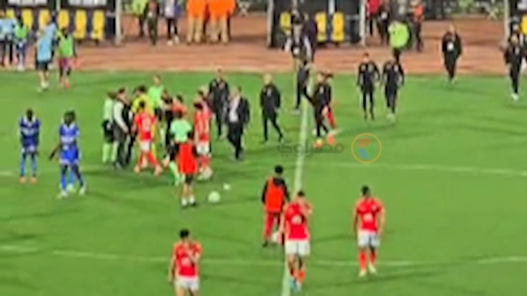 الأمن تدخل.. اعتراضات قوية من لاعبي الأهلي على حكم مباراة الهلال (فيديو)