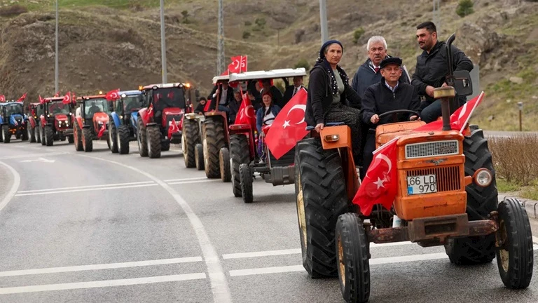 بالجرارات الزراعية.. مظاهرات في تركيا احتجاجًا على اعتقال إمام أوغلو