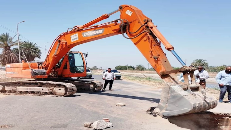 لجنة فنية تعاين أسباب الهبوط الأرضي المفاجئ بطريق توشكى -صور