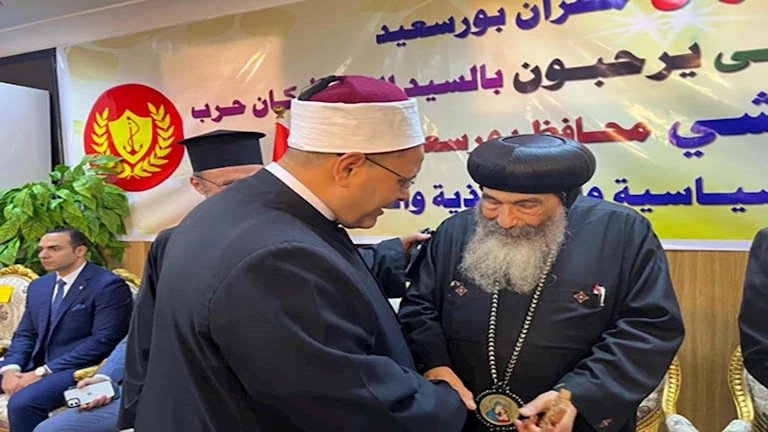 محافظ بورسعيد على رأس وفد لتهنئة مسيحيي المحافظة بعيد القيامة -صور