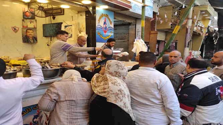 طوابير على شراء الفسيخ قبل شم النسيم بالبحيرة -فيديو وصور