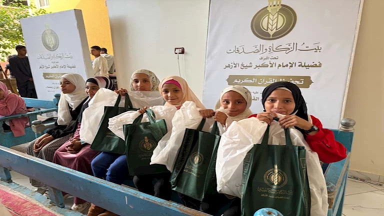 بالصور.. بيت الزكاة يستكمل حملة دعم حفظة القرآن الكريم في قرى قنا الأكثر احتياجًا