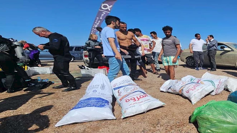 حملة لتنظيف قاع البحر بمدينة دهب بمشاركة متطوعين من المجتمع المحلي والأجانب (صور)