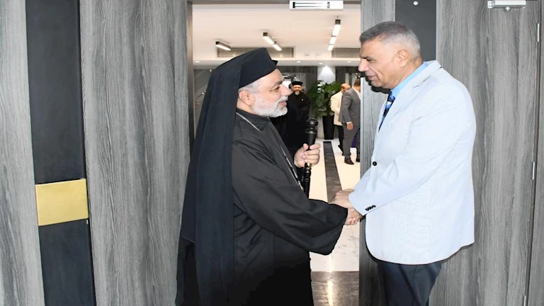 “رمز السلام”.. محافظ أسوان يعزي قساوسة الكاثوليك هاتفيًا في وفاة بابا الفاتيكان