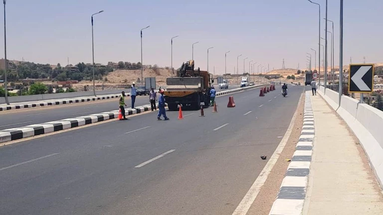 محافظ أسوان يتابع تركيب الفواصل الدائمة لكوبري بديل الخزان بعد شائعات “الشروخ” -صور
