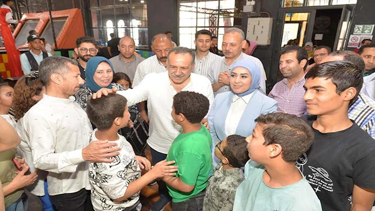 محافظ أسيوط “في الملاهي” يحتفل مع أطفال دور الرعاية بشم النسيم (صور)