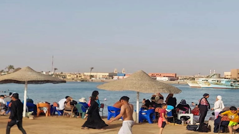 الدخول مجاني.. آلاف على شواطئ طور سيناء احتفالًا بشم النسيم (فيديو وصور)