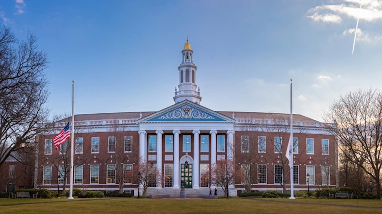 عشرات الجامعات الأمريكية تندد بـ”التدخل السياسي” لإدارة ترامب