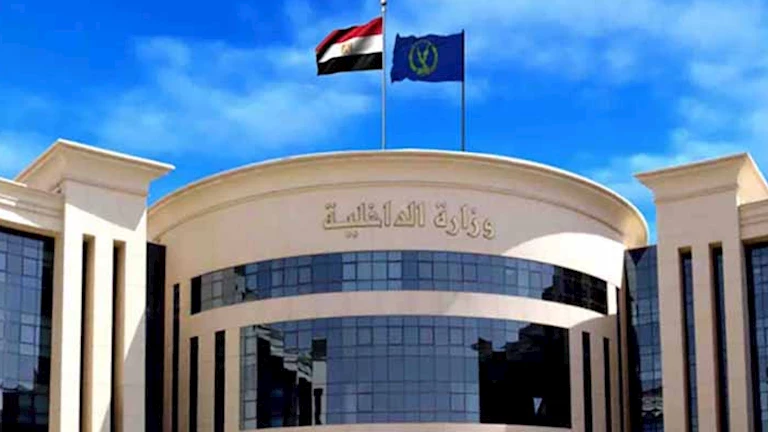 أول بيان من الداخلية بشأن واقعة شروع موظف في قتل جاره دهسًا في حلوان