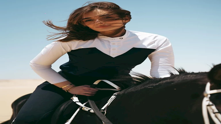 ملك أحمد زاهر تخضع لجلسة تصوير جديدة داخل اسطبل خيول (صور)