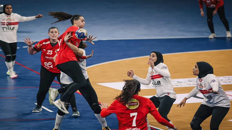 سيدات يد الأهلي يهزمن الزمالك ويتسلمن درع الدوري