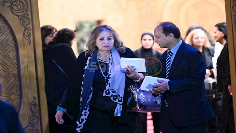 22 صورة توضح أبرز الحاضرين في عزاء زوج الإعلامية سناء منصور